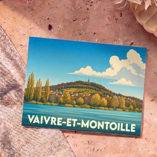 Carte postale souvenir de la ville de Vaivre-et-Montoille avec une illustration stylisée de son paysage vallonné et de son lac.