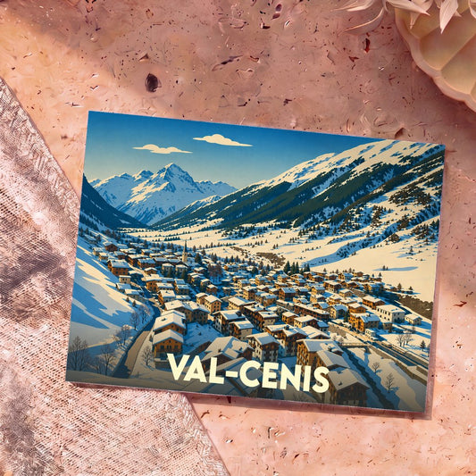 Carte postale souvenir de la ville de Val-Cenis avec une illustration stylisée d'un village de montagne enneigé.