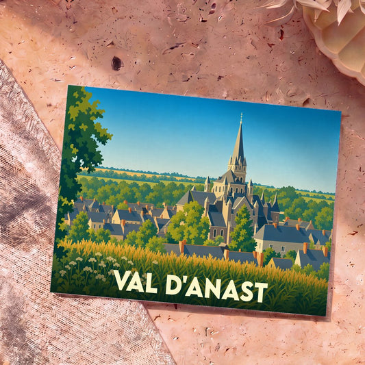 Carte postale souvenir de la ville de Val d'Anast avec une illustration stylisée de son église et de ses maisons.