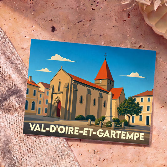 Carte postale souvenir de la ville de Val-d'Oire-et-Gartempe avec une illustration stylisée de son église.