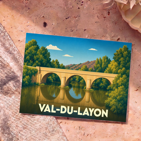 Carte postale souvenir de la commune de Val-du-Layon illustrant un pont en pierre traversant une rivière bordée d'arbres.