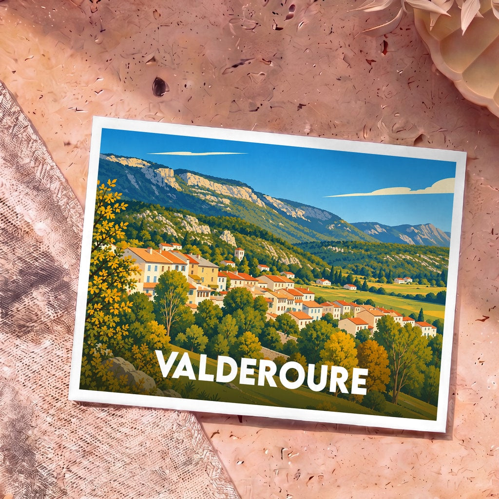 Carte postale souvenir de la ville de Valderoure avec une illustration stylisée d'un village provençal niché dans la montagne.