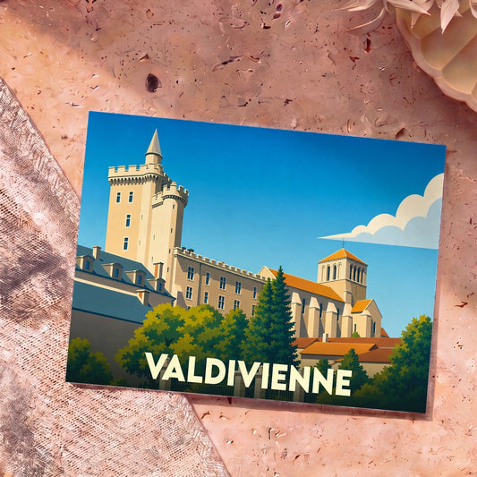 Carte postale souvenir de la ville de Valdivienne avec une illustration stylisée de son patrimoine architectural.