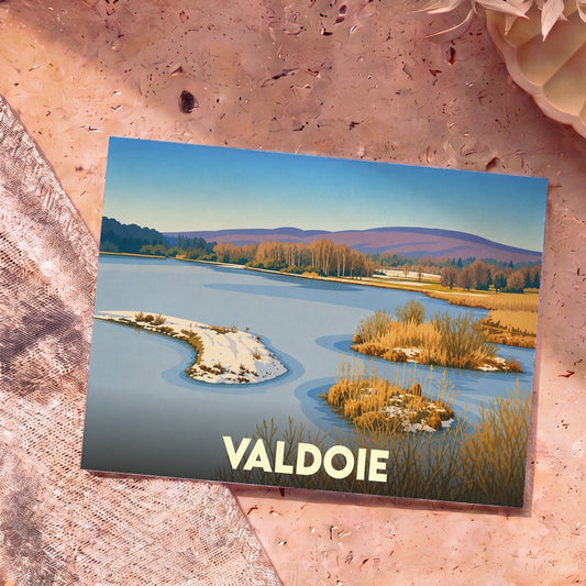 Carte postale souvenir de la ville de Valdoie avec une illustration stylisée d'un paysage lacustre en automne.