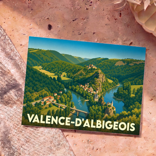 Carte postale souvenir de la ville de Valence-d'Albigeois avec une illustration stylisée d'un village niché dans une vallée verdoyante.