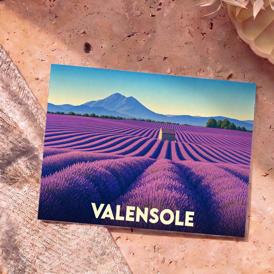 Carte postale souvenir de la ville de Valensole avec une illustration stylisée de champs de lavande.