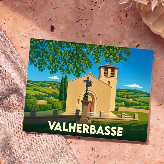 Carte postale souvenir de la ville de Valherbasse avec une illustration stylisée de son église et de son paysage vallonné.