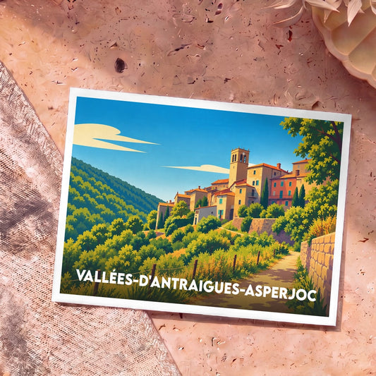 Carte postale souvenir de Vallées-d'Antraigues-Asperjoc avec une illustration stylisée du village à flanc de colline.