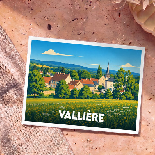 Carte postale souvenir de la ville de Vallière illustrant un paysage de campagne vallonné et son clocher.