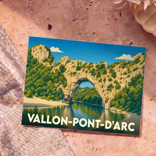 Carte postale souvenir de la ville de Vallon-Pont-d'Arc illustrant le célèbre pont naturel en pierre enjambant la rivière.