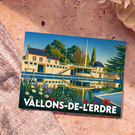 Carte postale souvenir de Vallons-de-l'Erdre présentant une illustration stylisée et colorée des bords de l'Erdre.