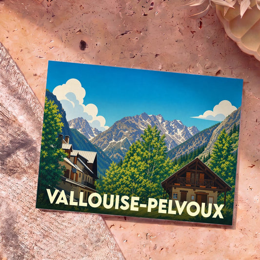 Carte postale souvenir de la ville de Vallouise-Pelvoux avec une illustration stylisée de chalets et de montagnes.