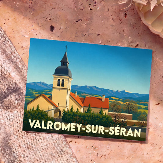 Carte postale souvenir de la ville de Valromey-sur-Séran avec une illustration stylisée de son église et des montagnes environnantes.