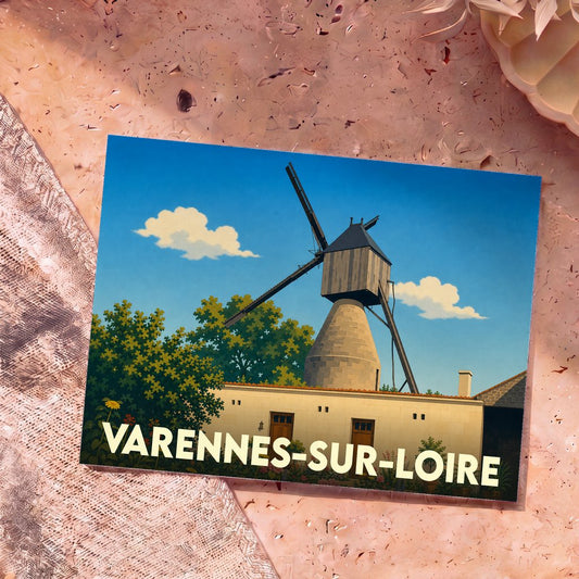 Carte postale souvenir de Varennes-sur-Loire illustrant un moulin traditionnel sous un ciel bleu.