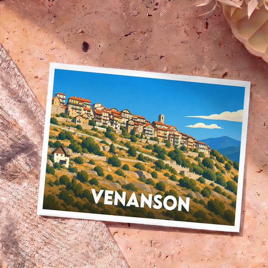 Carte postale souvenir de la ville de Venanson avec une illustration stylisée d'un village perché.