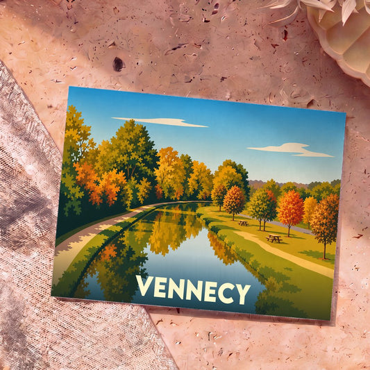 Carte postale souvenir de la ville de Vennecy illustrant un canal bordé d'arbres aux couleurs d'automne.