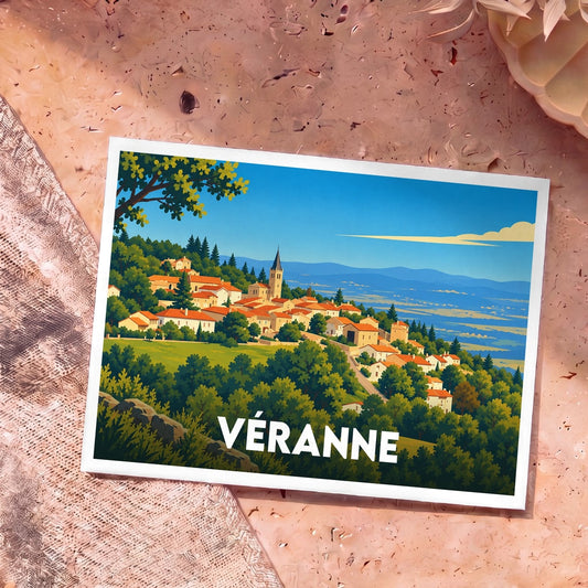 Carte postale souvenir de la ville de Véranne avec une illustration stylisée de son village perché dans un paysage verdoyant.