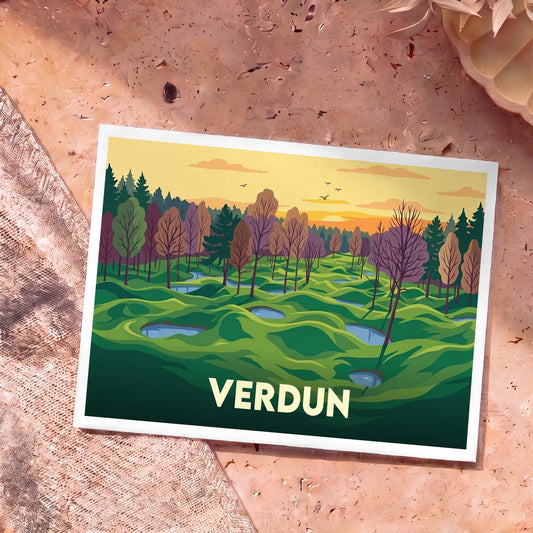 Carte postale souvenir de la ville de Verdun avec une illustration stylisée montrant un paysage vallonné et boisé.
