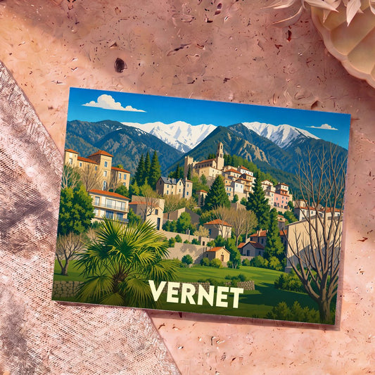 Carte postale souvenir de la ville de Vernet avec une illustration stylisée de ses bâtiments devant des montagnes enneigées.
