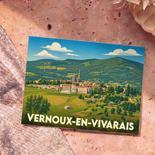 Carte postale souvenir de la ville de Vernoux-en-Vivarais avec une illustration stylisée d'un paysage de campagne vallonné.