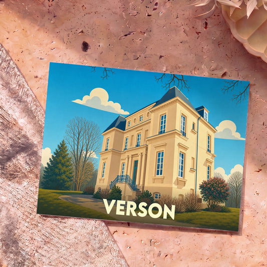 Carte postale souvenir de la ville de Verson avec l'illustration stylisée d'un manoir.