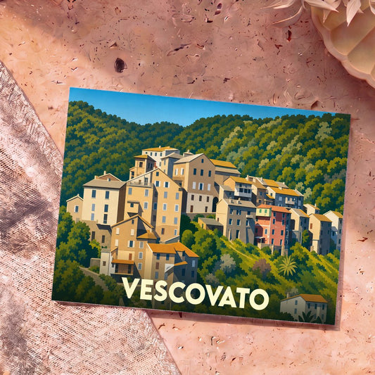 Carte postale souvenir de la ville de Vescovato avec une illustration stylisée de ses maisons colorées à flanc de colline.