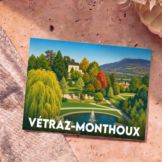 Carte postale souvenir de la ville de Vétraz-Monthoux avec une illustration stylisée de son parc et de ses montagnes.