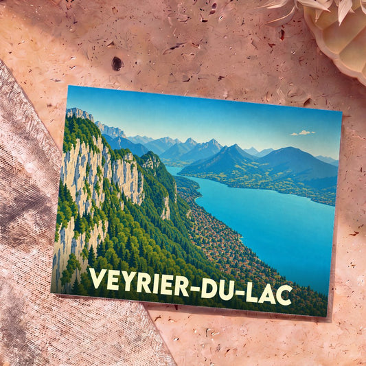 Carte postale souvenir de la ville de Veyrier-du-Lac avec une illustration stylisée du lac d'Annecy et de ses montagnes.
