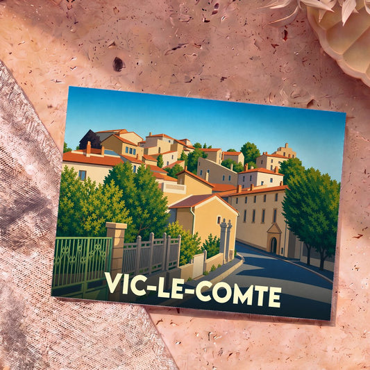Carte postale souvenir de la ville de Vic-le-Comte avec une illustration stylisée de ses rues et maisons ensoleillées.