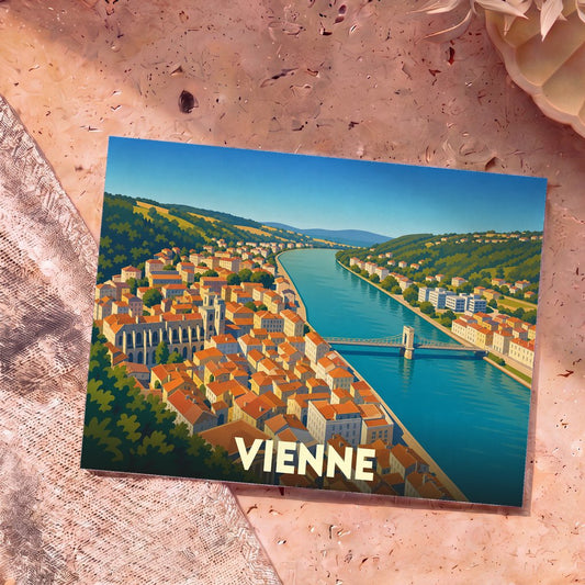 Carte postale souvenir de la ville de Vienne avec une illustration stylisée montrant le Rhône, ses ponts et ses collines verdoyantes.