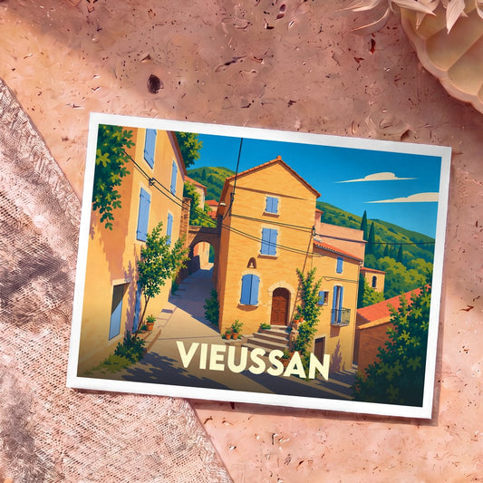 Carte postale souvenir de la ville de Vieussan avec une illustration stylisée d'un village pittoresque.