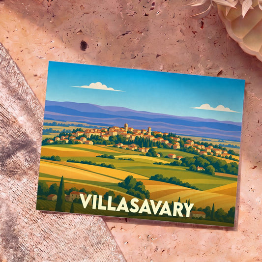 Carte postale souvenir de la ville de Villasavary illustrée par un paysage vallonné et coloré.
