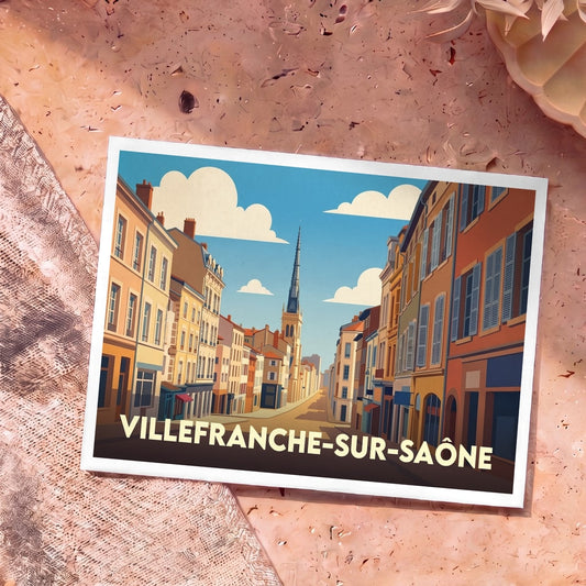 Carte postale souvenir de Villefranche-sur-Saône avec une illustration stylisée d'une rue colorée menant au clocher de l'église.