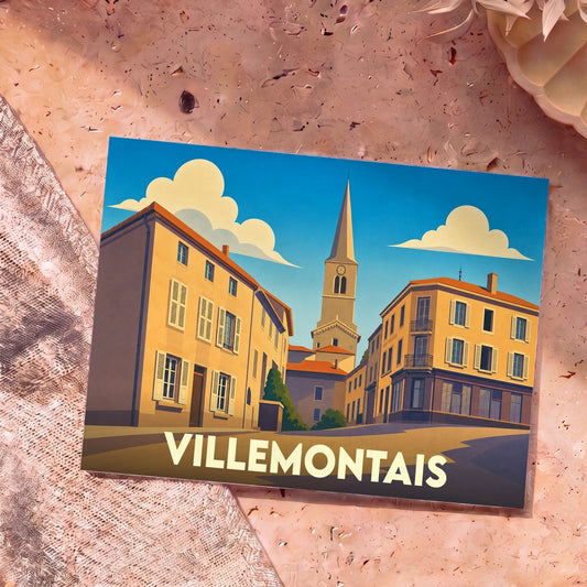Carte postale souvenir de la ville de Villemontais avec une illustration stylisée montrant l'église et des bâtiments colorés sous un ciel bleu.
