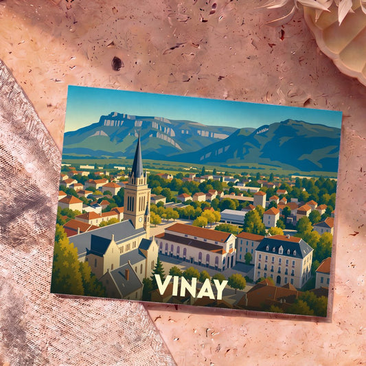 Carte postale souvenir de la ville de Vinay illustrant ses toits et son église devant un paysage montagneux.