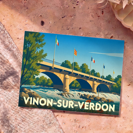Carte postale souvenir de la ville de Vinon-sur-Verdon avec une illustration stylisée de son pont et de ses drapeaux.