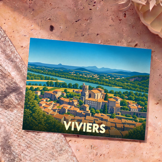 Carte postale souvenir de la ville de Viviers avec une illustration stylisée d'un panorama de la cité médiévale et du Rhône.