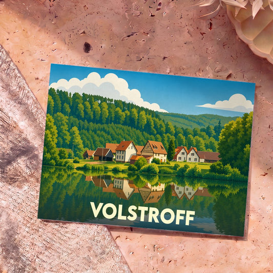 Carte postale souvenir de la ville de Volstroff avec une illustration stylisée d'un village en bord de lac.