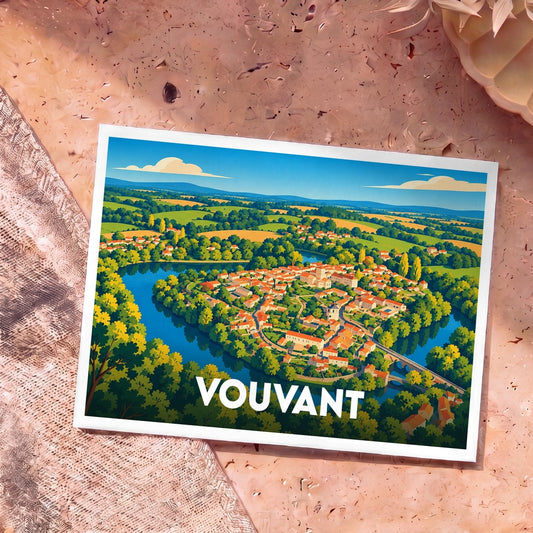 Carte postale souvenir de la ville de Vouvant avec une illustration stylisée vue du ciel.