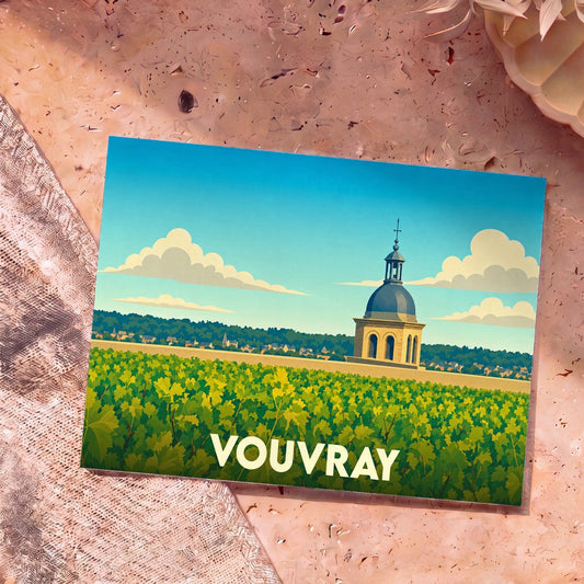 Carte postale souvenir de Vouvray illustrant un vignoble ensoleillé et un dôme de chapelle dans un style graphique épuré.