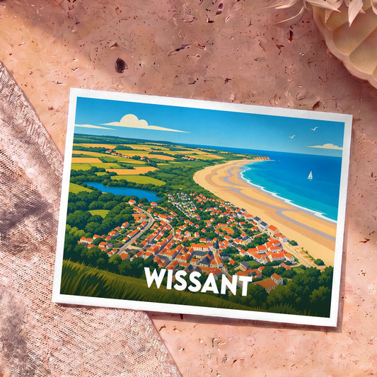 Carte postale souvenir de la ville de Wissant présentant une illustration stylisée et colorée de sa baie et de son village vus du ciel.