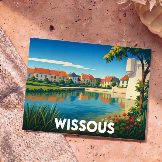 Carte postale souvenir de la ville de Wissous avec une illustration stylisée d'un plan d'eau et de maisons colorées.