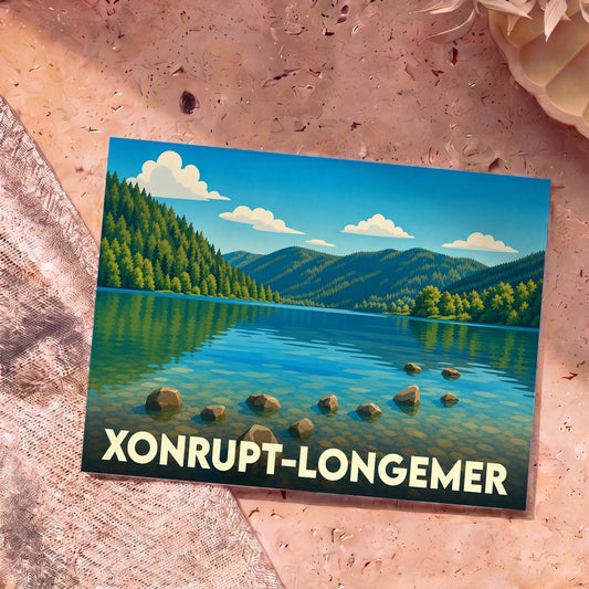 Carte postale souvenir de la ville de Xonrupt-Longemer avec une illustration stylisée d'un lac de montagne.