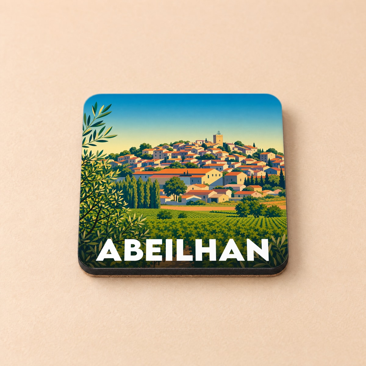 Dessous de verre souvenir de la ville de Abeilhan avec une illustration stylisée de son paysage vallonné.