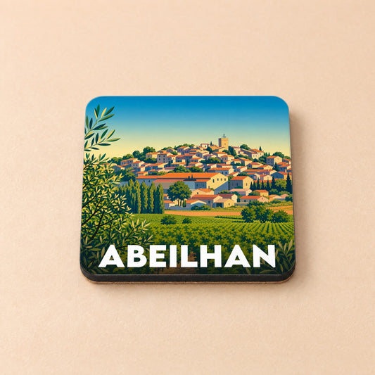Dessous de verre souvenir de la ville de Abeilhan avec une illustration stylisée de son paysage vallonné.