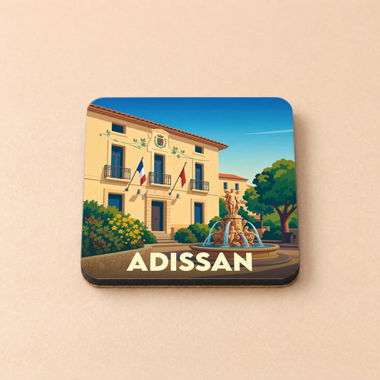 Dessous de verre souvenir de la ville de Adissan avec une illustration stylisée d'un bâtiment officiel et d'une fontaine.