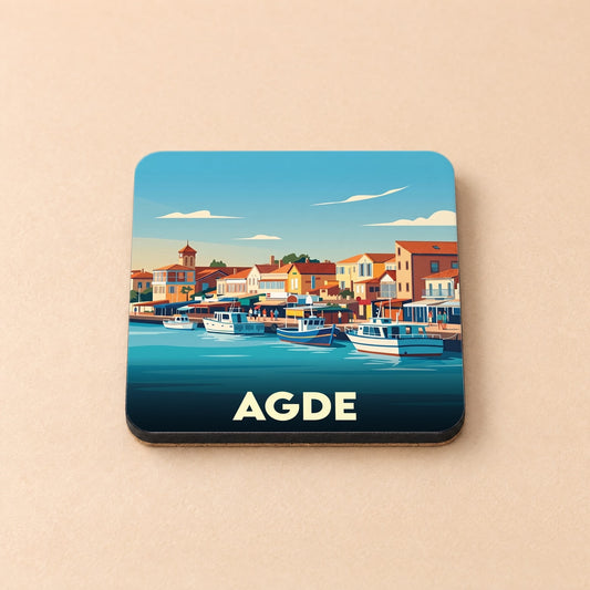 Dessous de verre souvenir de la ville d'Agde avec une illustration stylisée de son port coloré.