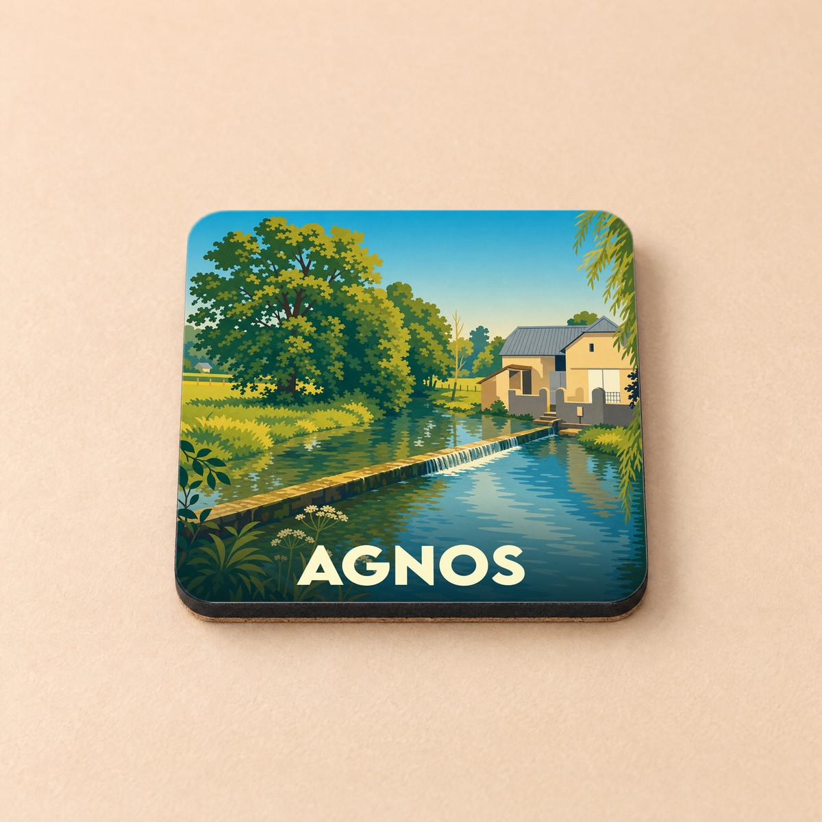 Dessous de verre souvenir de la ville d'Agnos avec une illustration stylisée d'un paysage fluvial.