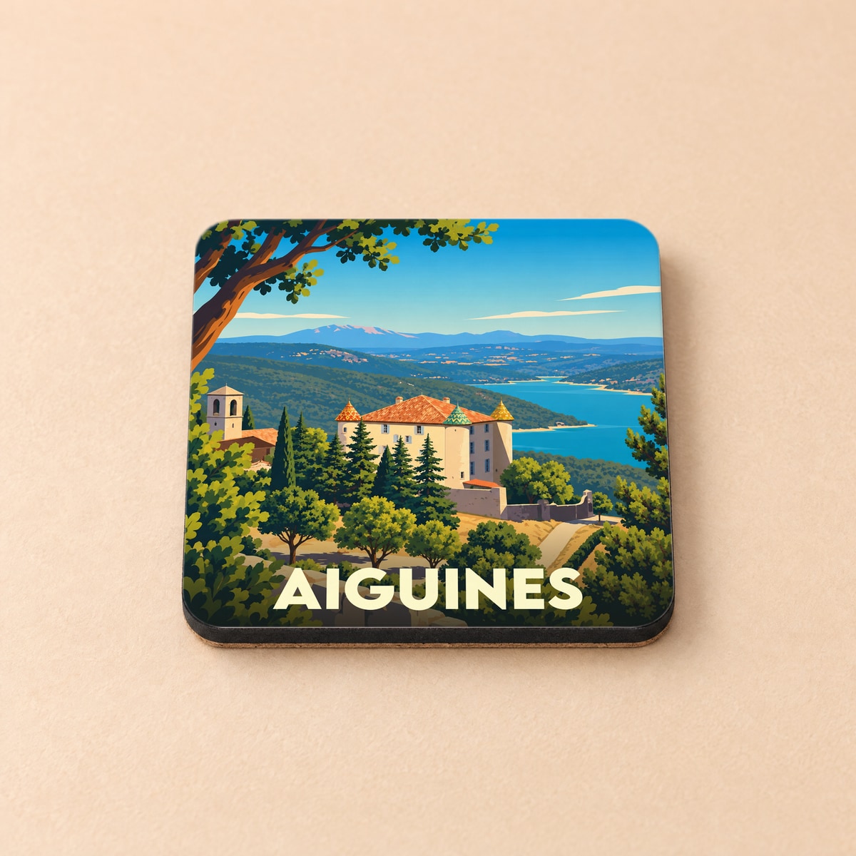 Dessous de verre souvenir de la ville d'Aiguines illustré d'un paysage provençal stylisé surplombant le lac de Sainte-Croix.