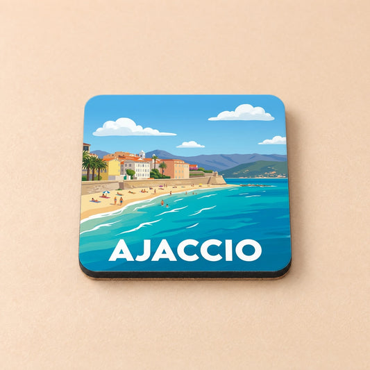 Dessous de verre souvenir de la ville d'Ajaccio avec une illustration stylisée d'une plage ensoleillée.